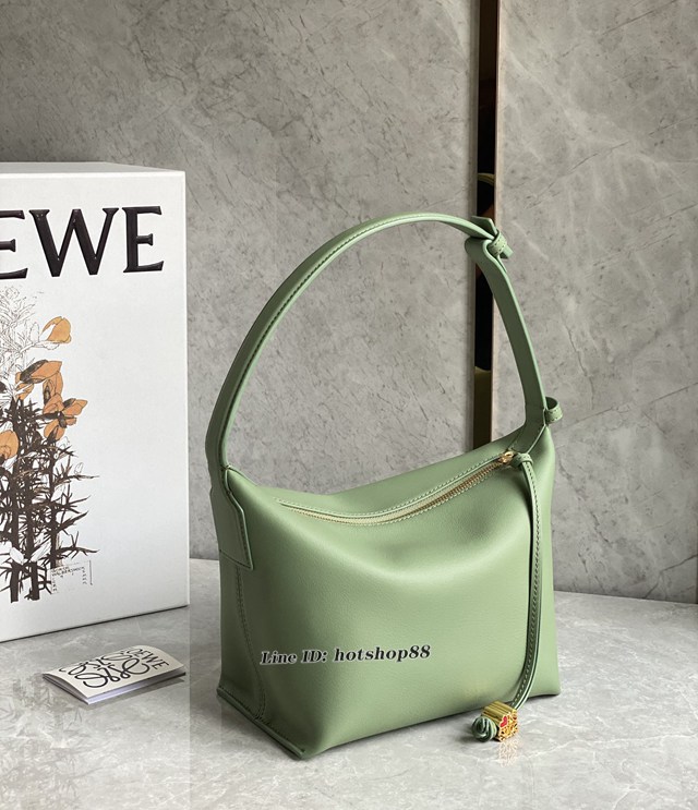 Loewe專櫃2022全新牛油果綠cubi全皮飯盒包 羅意威納帕牛皮便當包腋下包 型號10233 lyw1106